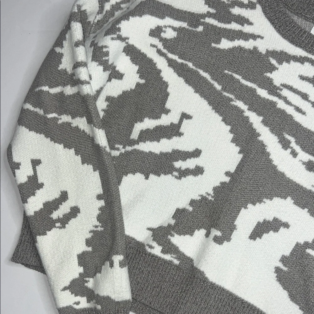 William Rast Gray and White Crew Neck Sweater - Picture 4 of 8